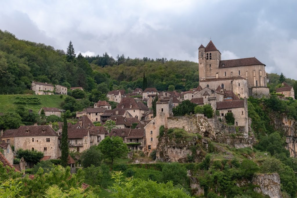 Occitanie, chateau et montagne